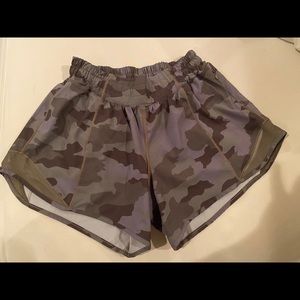 Lululemon 4” hotty hots - army grn & lavender camo